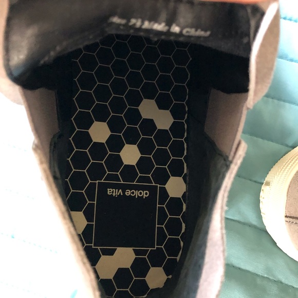 Sneakers - Picture 7 of 8